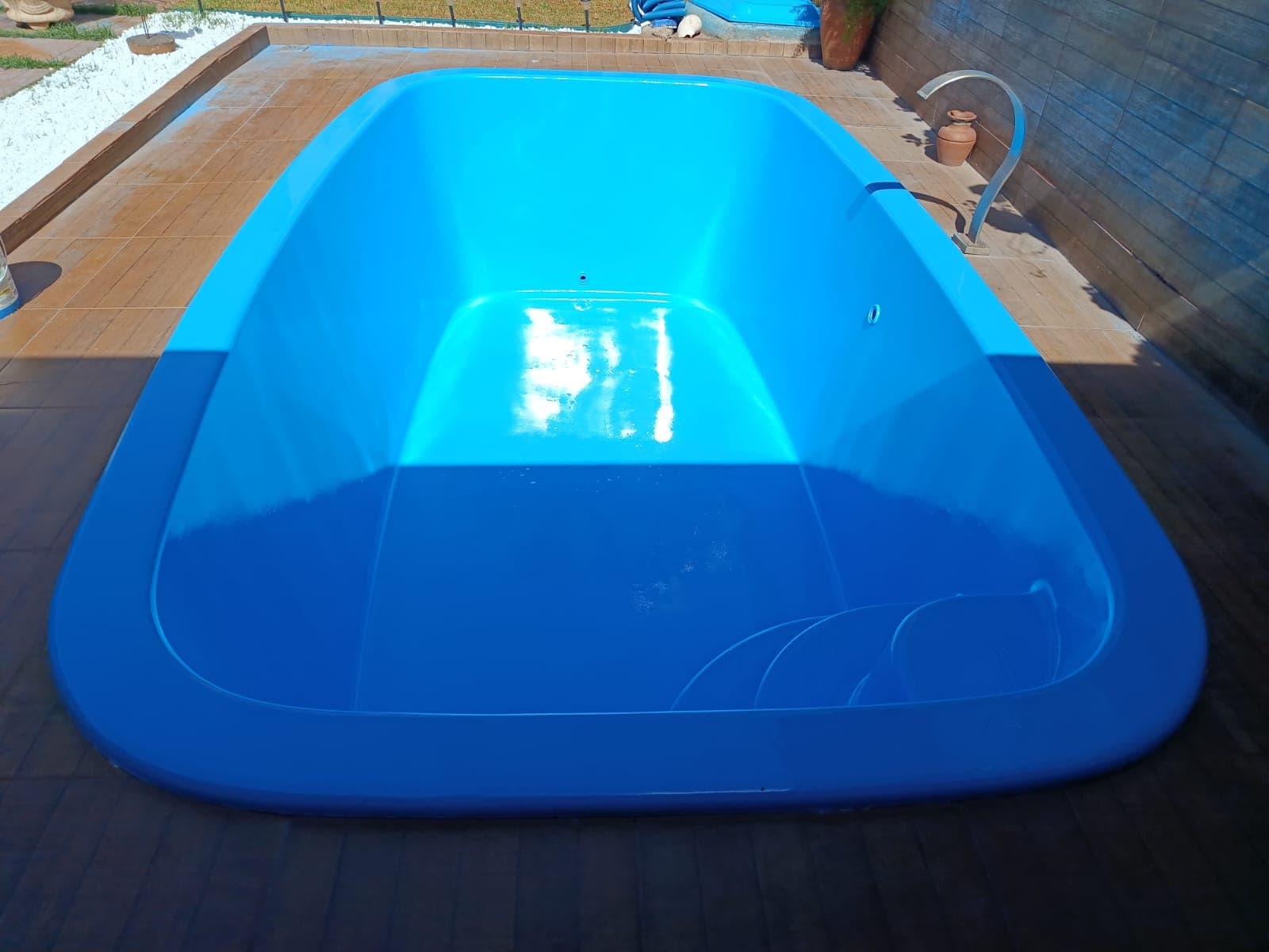 Acabamento azul brilhante em piscina restaurada